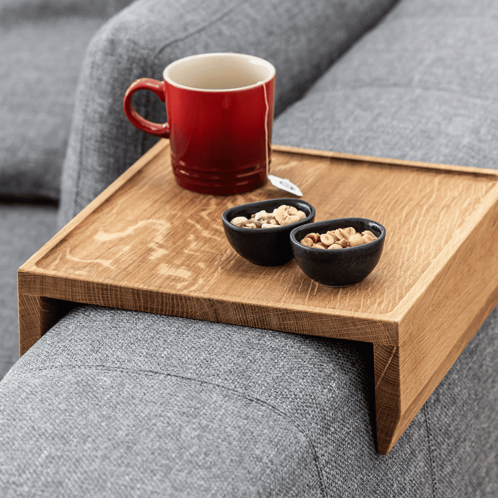 Couchablage NOVA aus massiver Eiche Lifestylebild