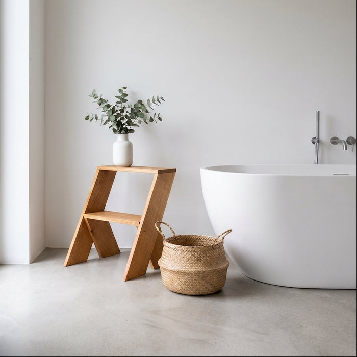 Tritthocker LOBO Massivholz Eiche Lifestylebild