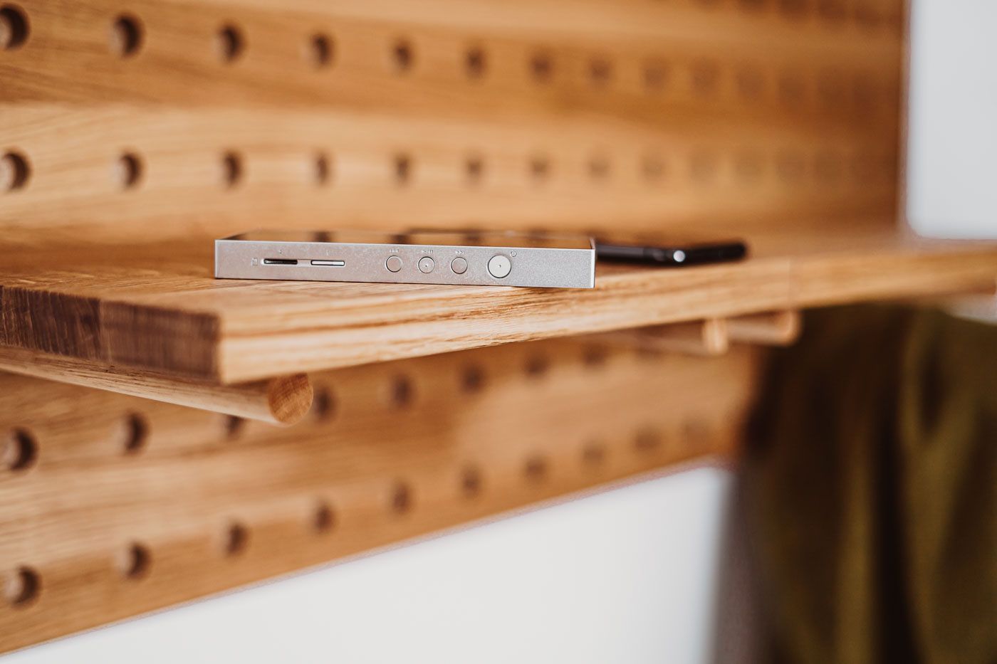 PEG Wall mit Regal