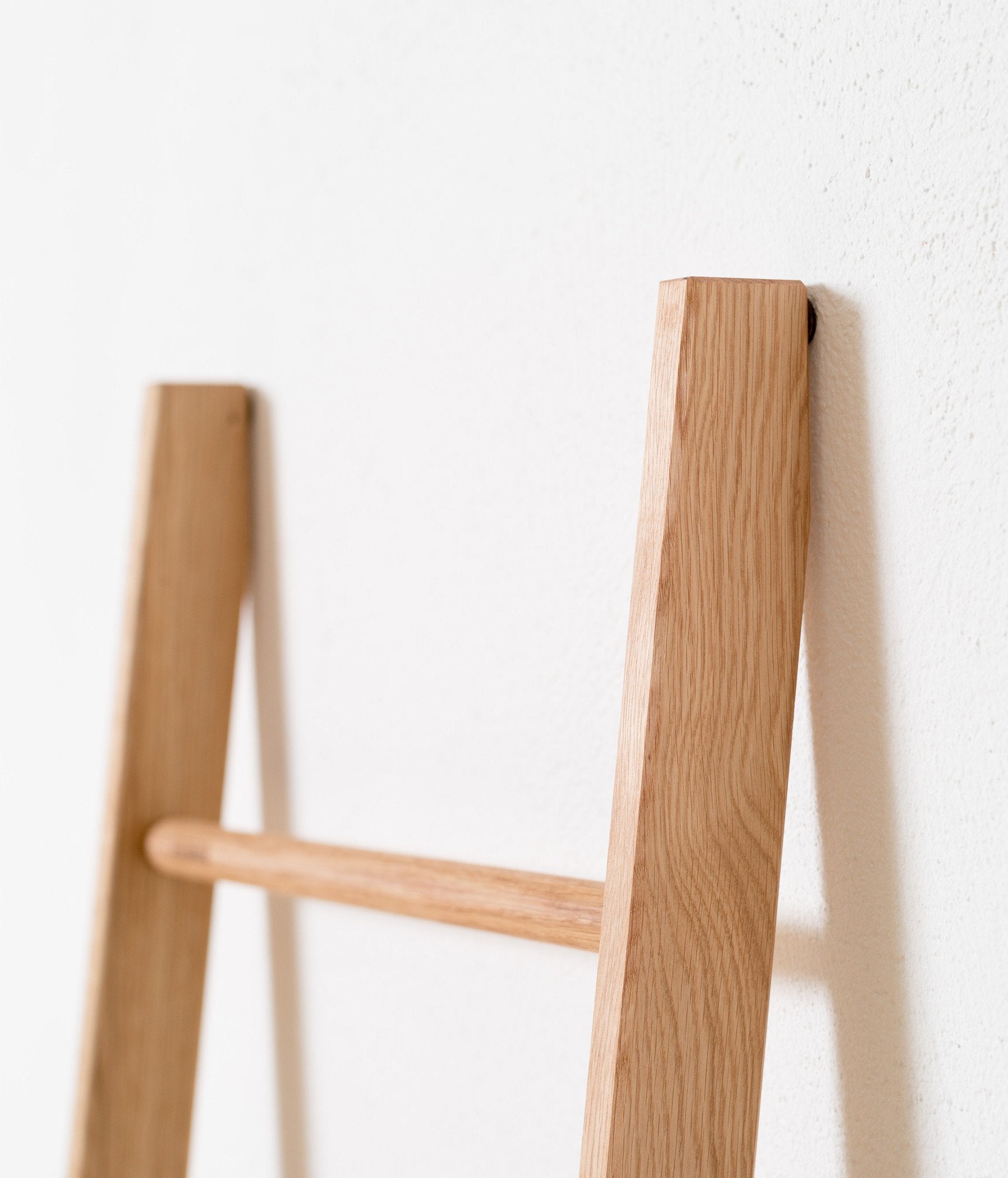 Kleiderleiter 212 cm lang, Eiche, Buche, Nussbaum, weiß lackiert