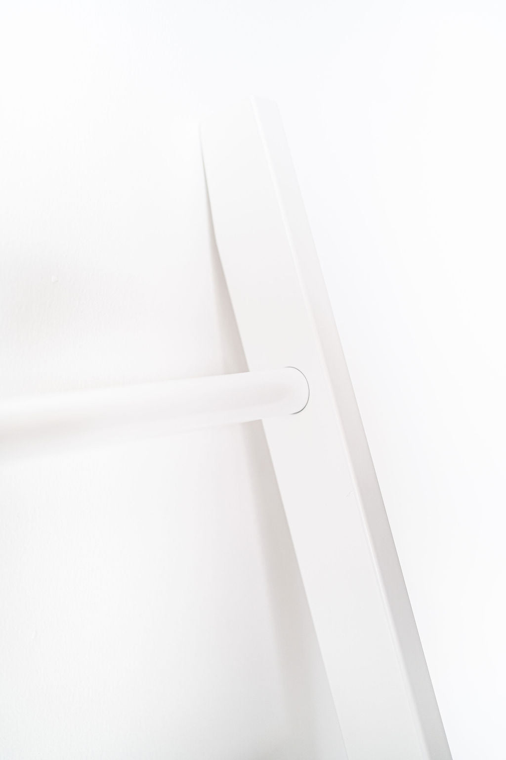 Kleiderleiter Detail weiß lackiert