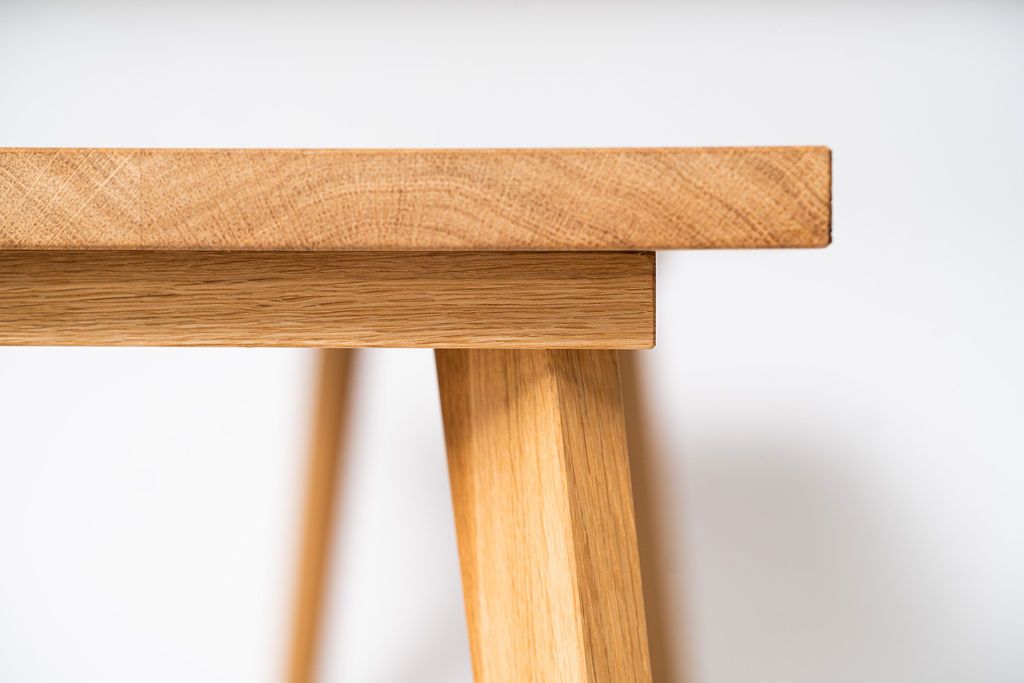 Details der Holzbank BENT