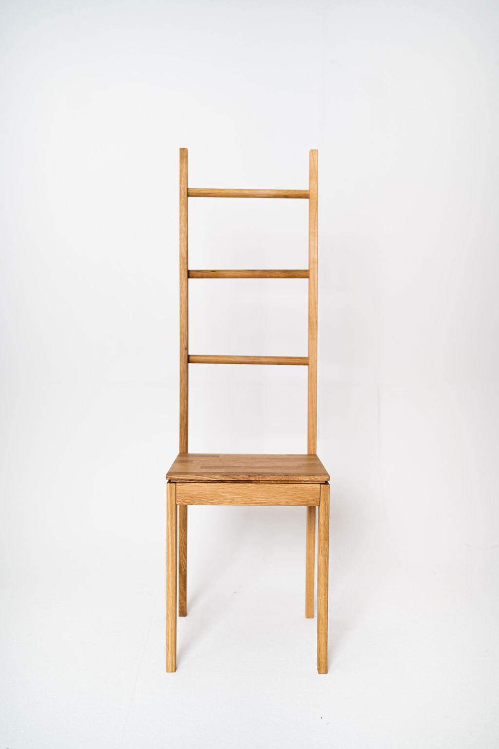 Kleiderstuhl aus Holz (Eiche)