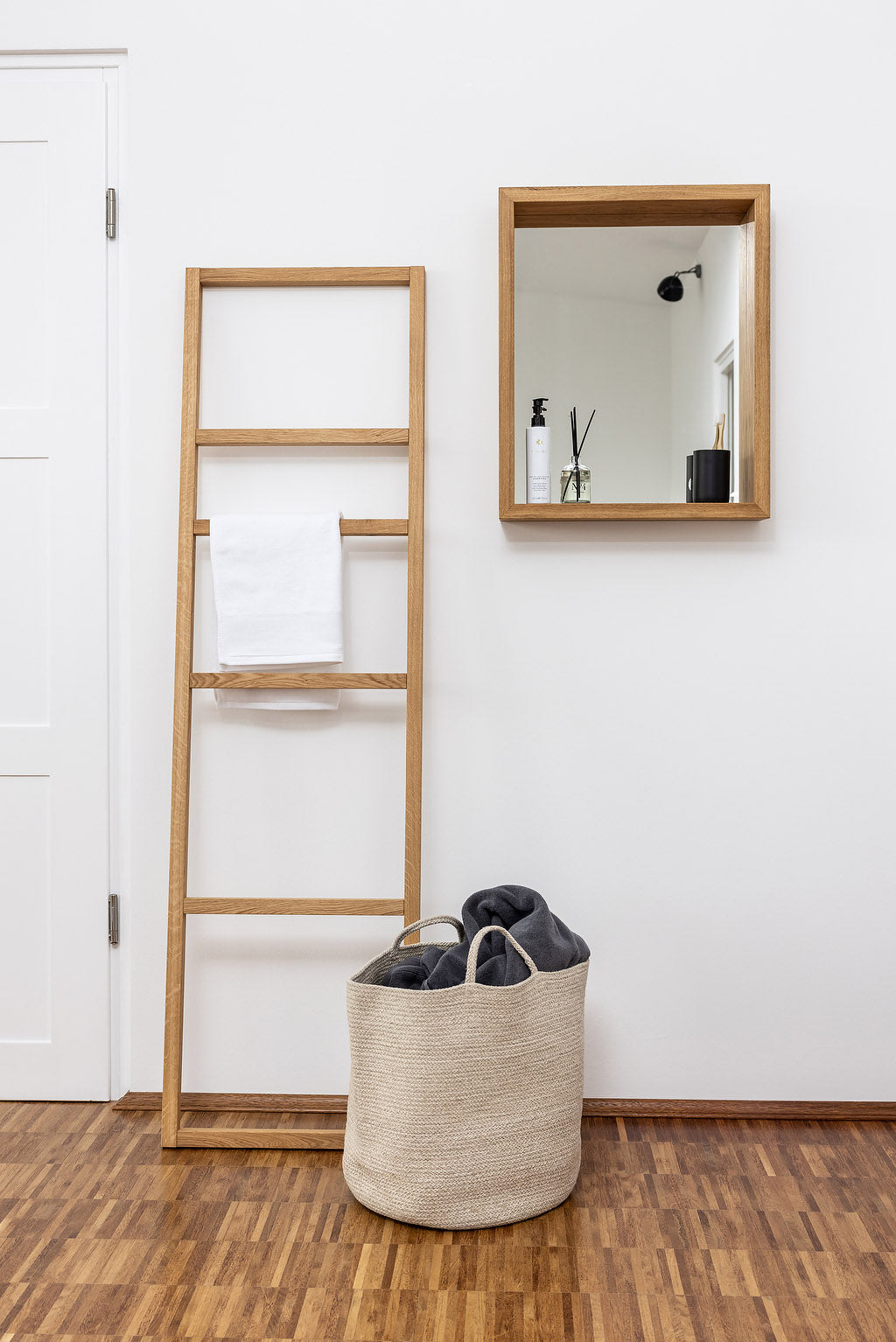 Spiegel YARA 64 x 52 cm mit Eichenrahmen